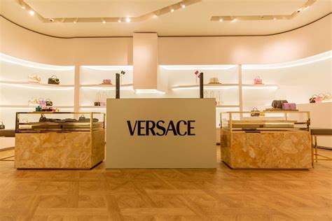 contatto telefonico boutique versace fiumicino roma|Versace Roma: negozi e punti vendita Versace Roma, rivenditori .